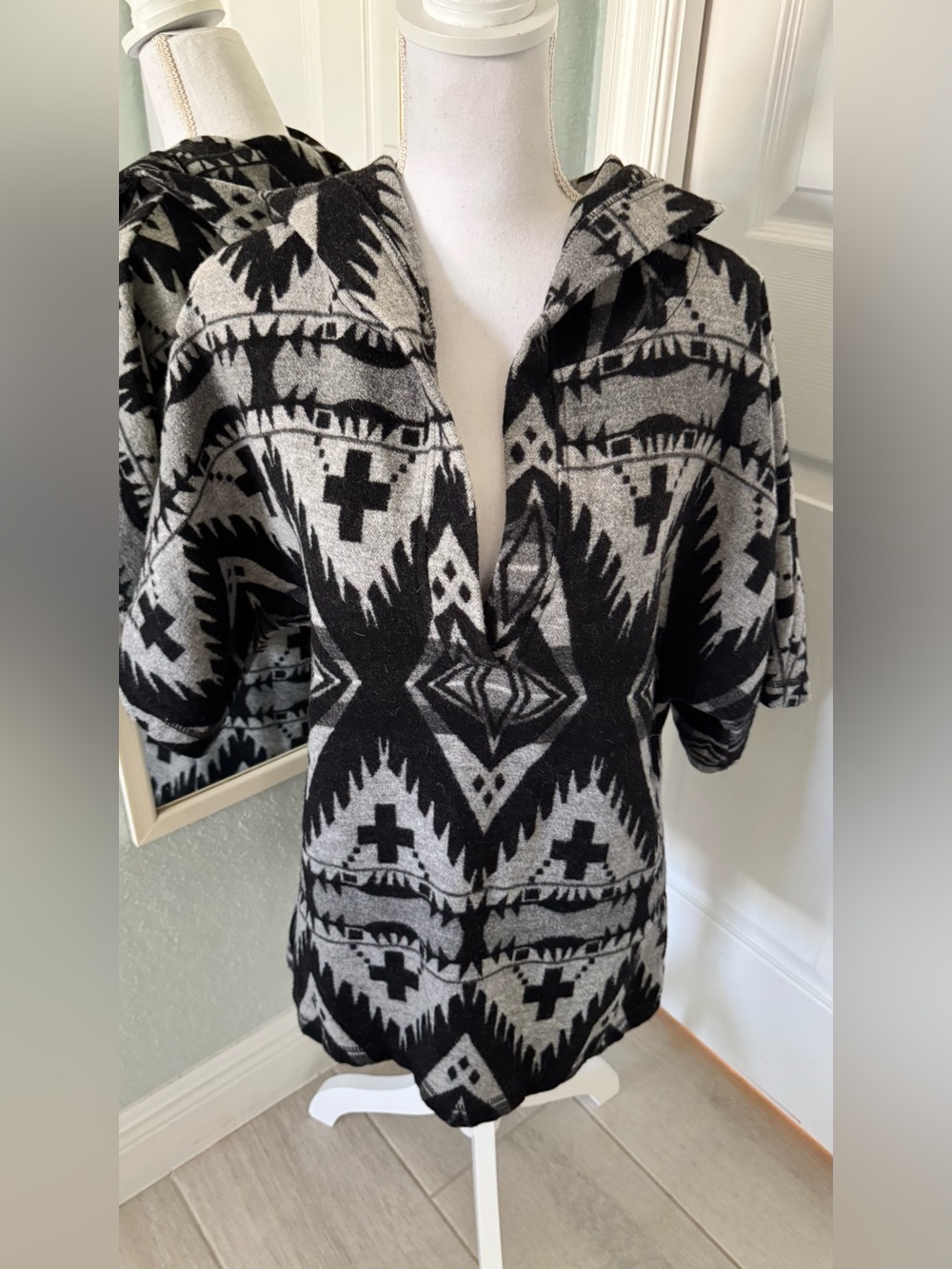 Dylan by True Grit Wool Hooded Poncho Sweater Southwestern Black Gray XS